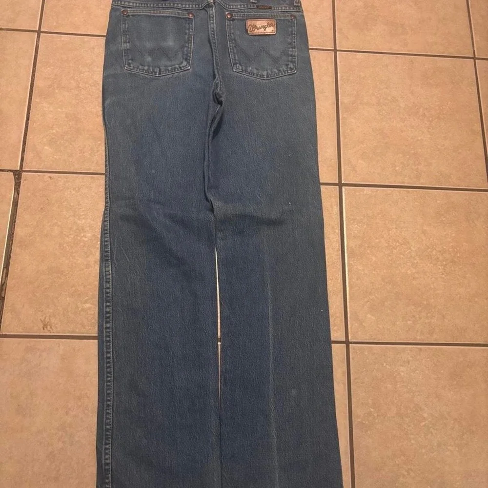 Wrangler blue jeans with a distressed look Size 32x32